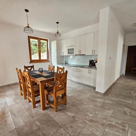 Holiday Homes Sintija Kampor Luaran gambar