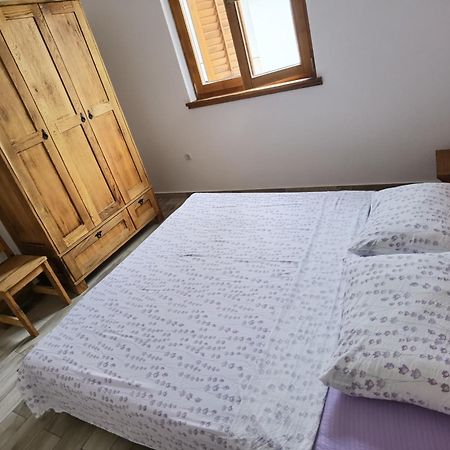 Holiday Homes Sintija Kampor Luaran gambar