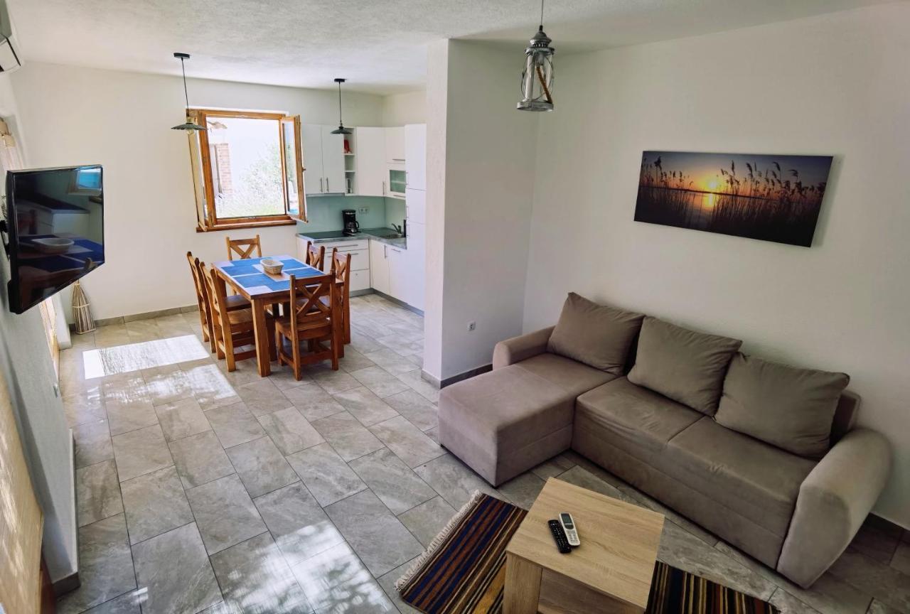 Holiday Homes Sintija Kampor Luaran gambar