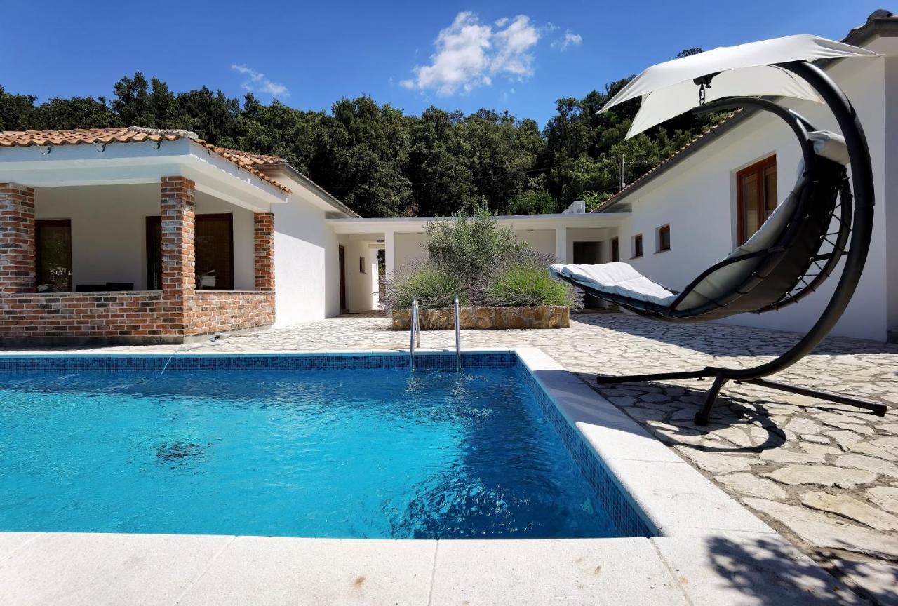 Holiday Homes Sintija Kampor Luaran gambar