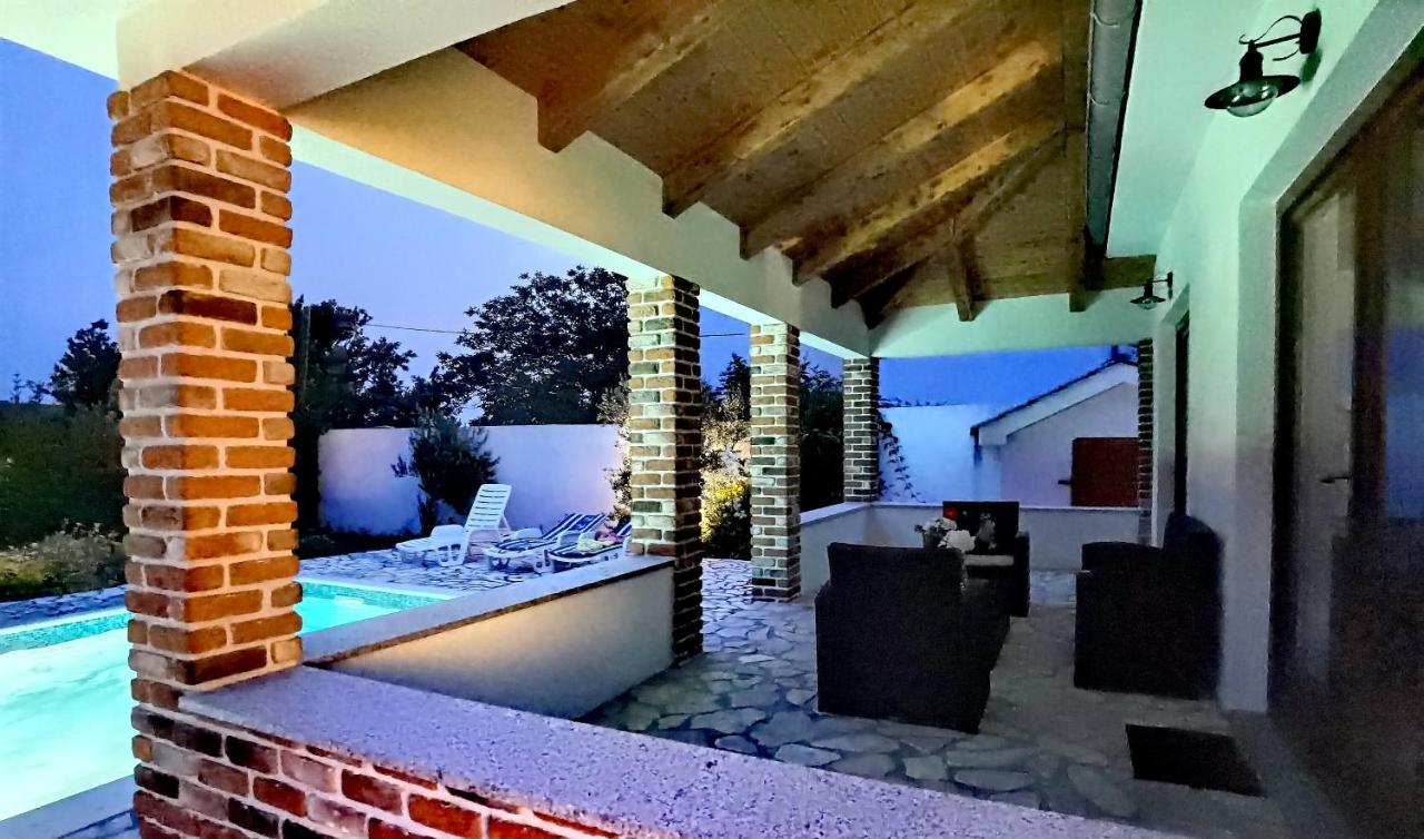 Holiday Homes Sintija Kampor Luaran gambar