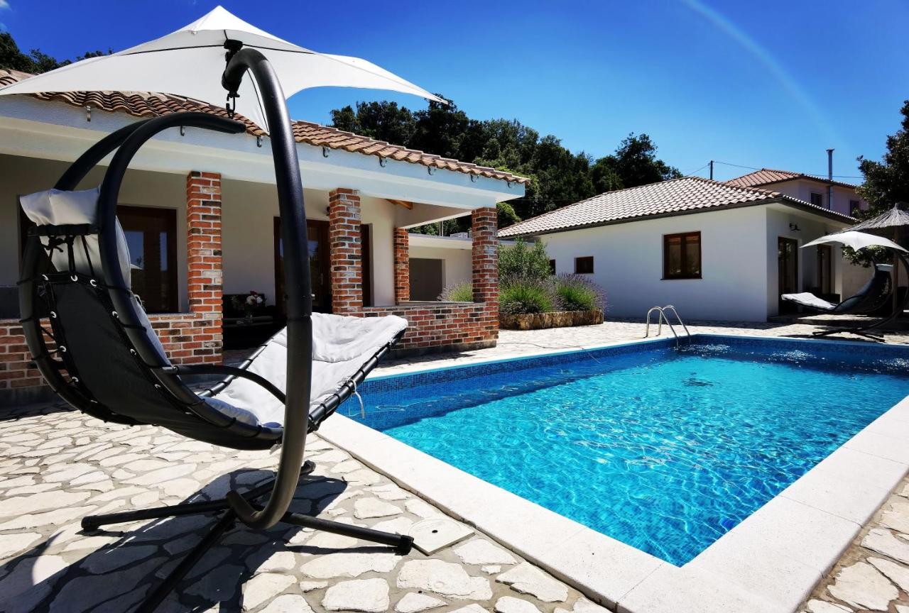 Holiday Homes Sintija Kampor Luaran gambar