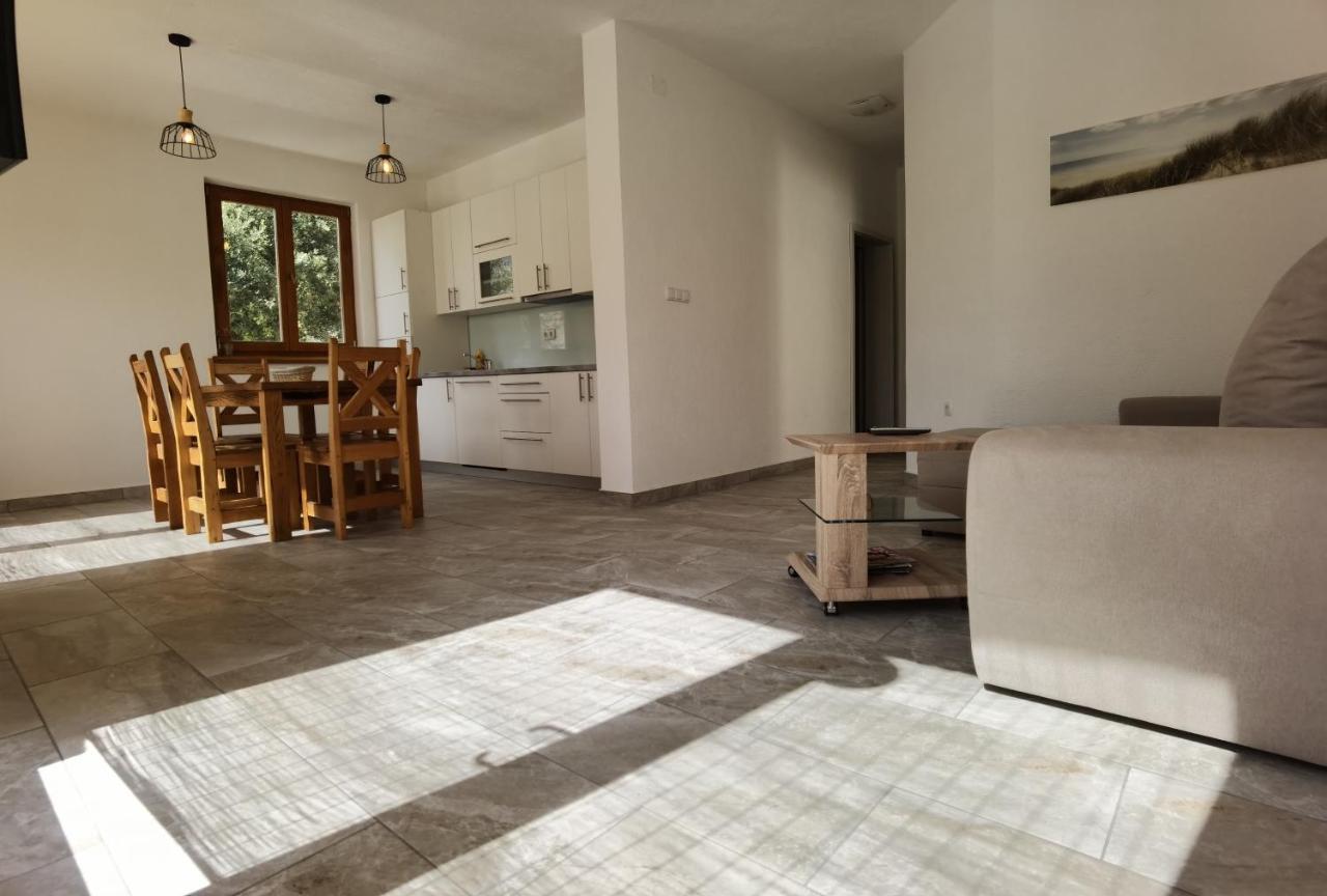 Holiday Homes Sintija Kampor Luaran gambar