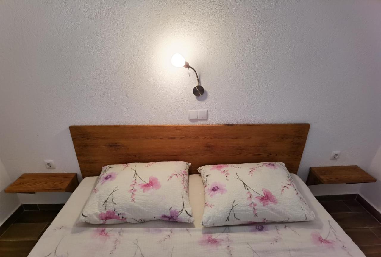 Holiday Homes Sintija Kampor Luaran gambar