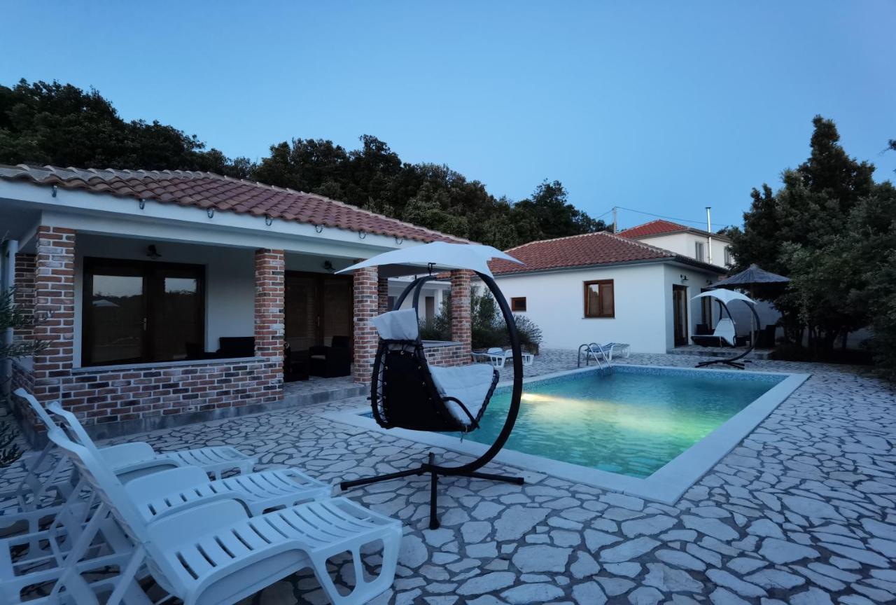 Holiday Homes Sintija Kampor Luaran gambar