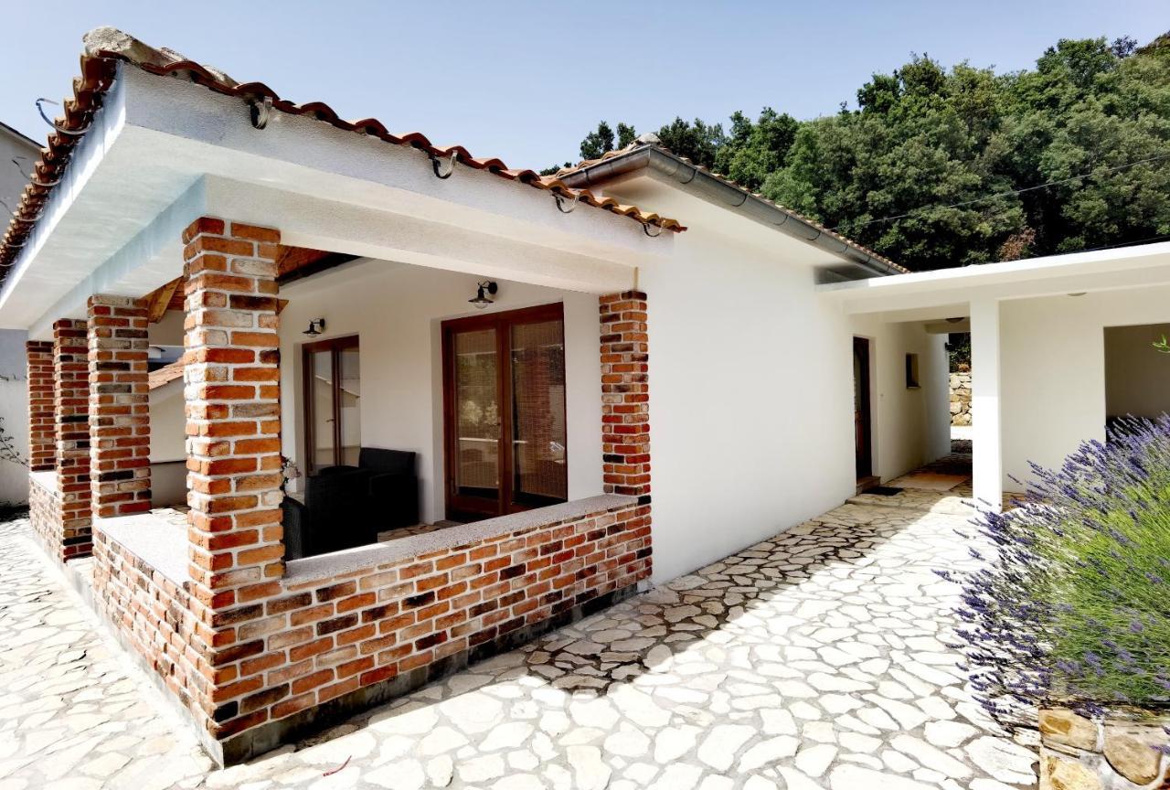 Holiday Homes Sintija Kampor Luaran gambar
