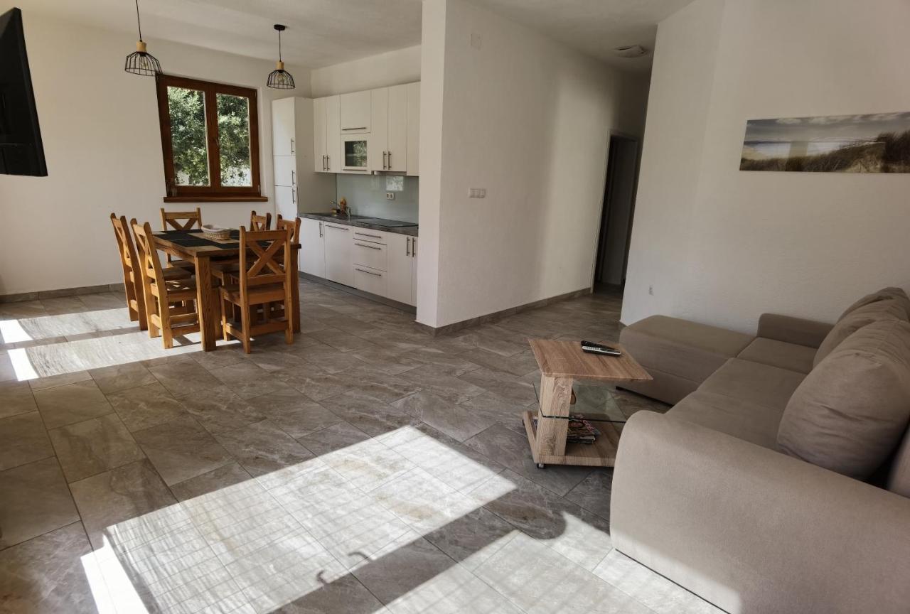 Holiday Homes Sintija Kampor Luaran gambar