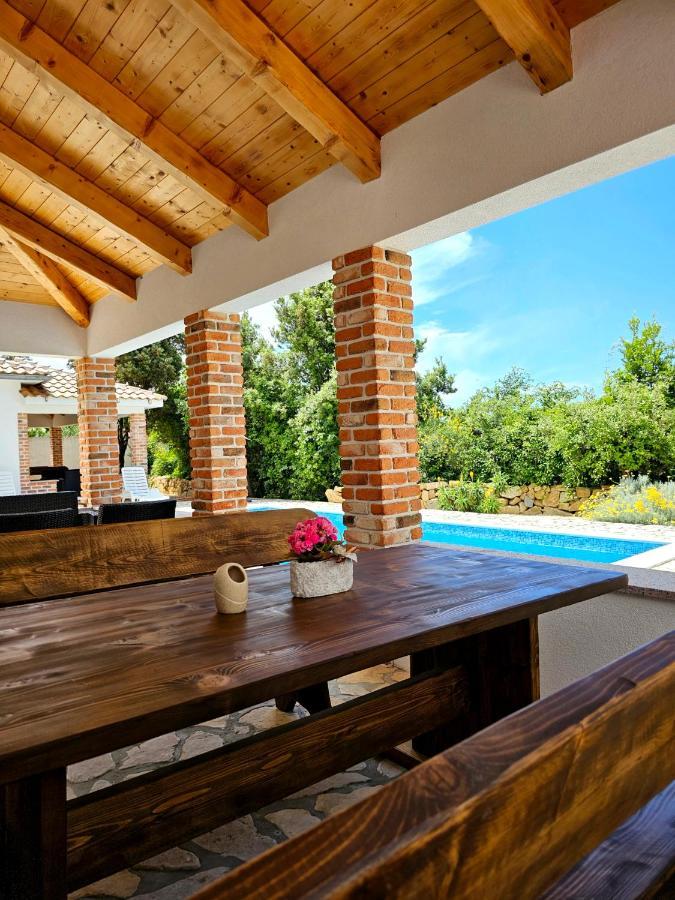 Holiday Homes Sintija Kampor Luaran gambar