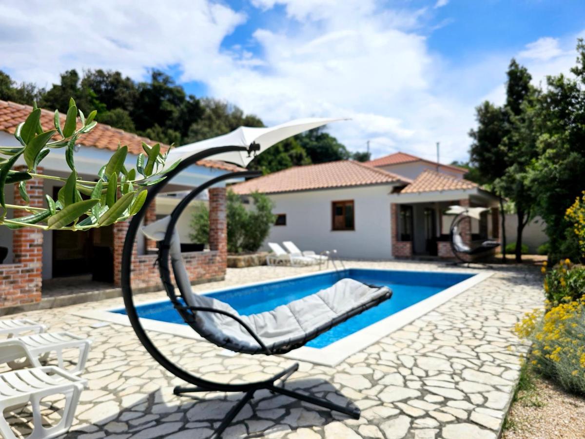 Holiday Homes Sintija Kampor Luaran gambar