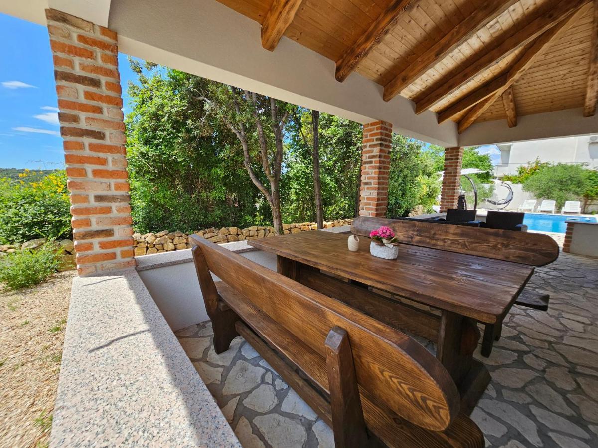 Holiday Homes Sintija Kampor Luaran gambar