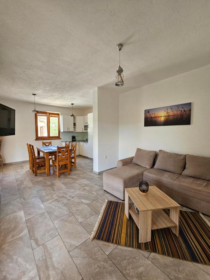 Holiday Homes Sintija Kampor Luaran gambar