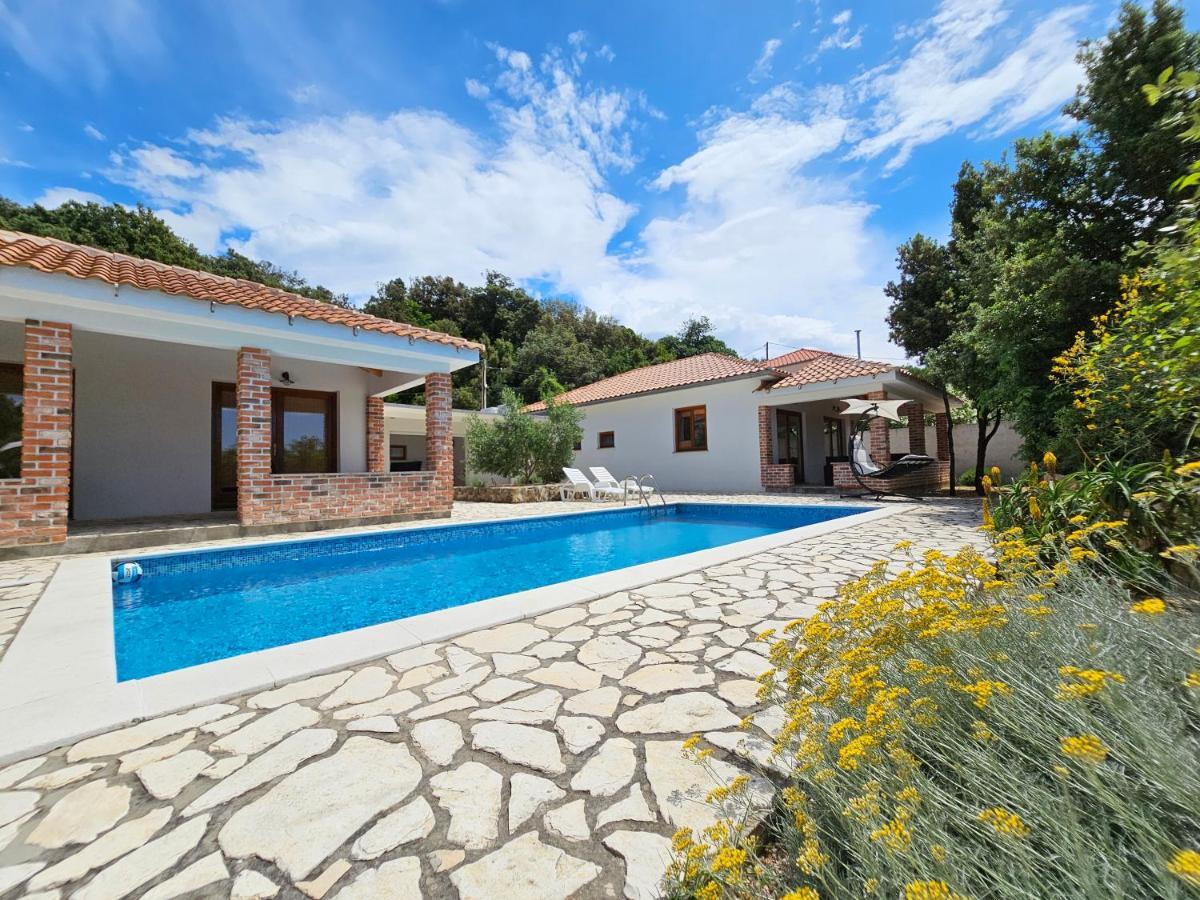 Holiday Homes Sintija Kampor Luaran gambar
