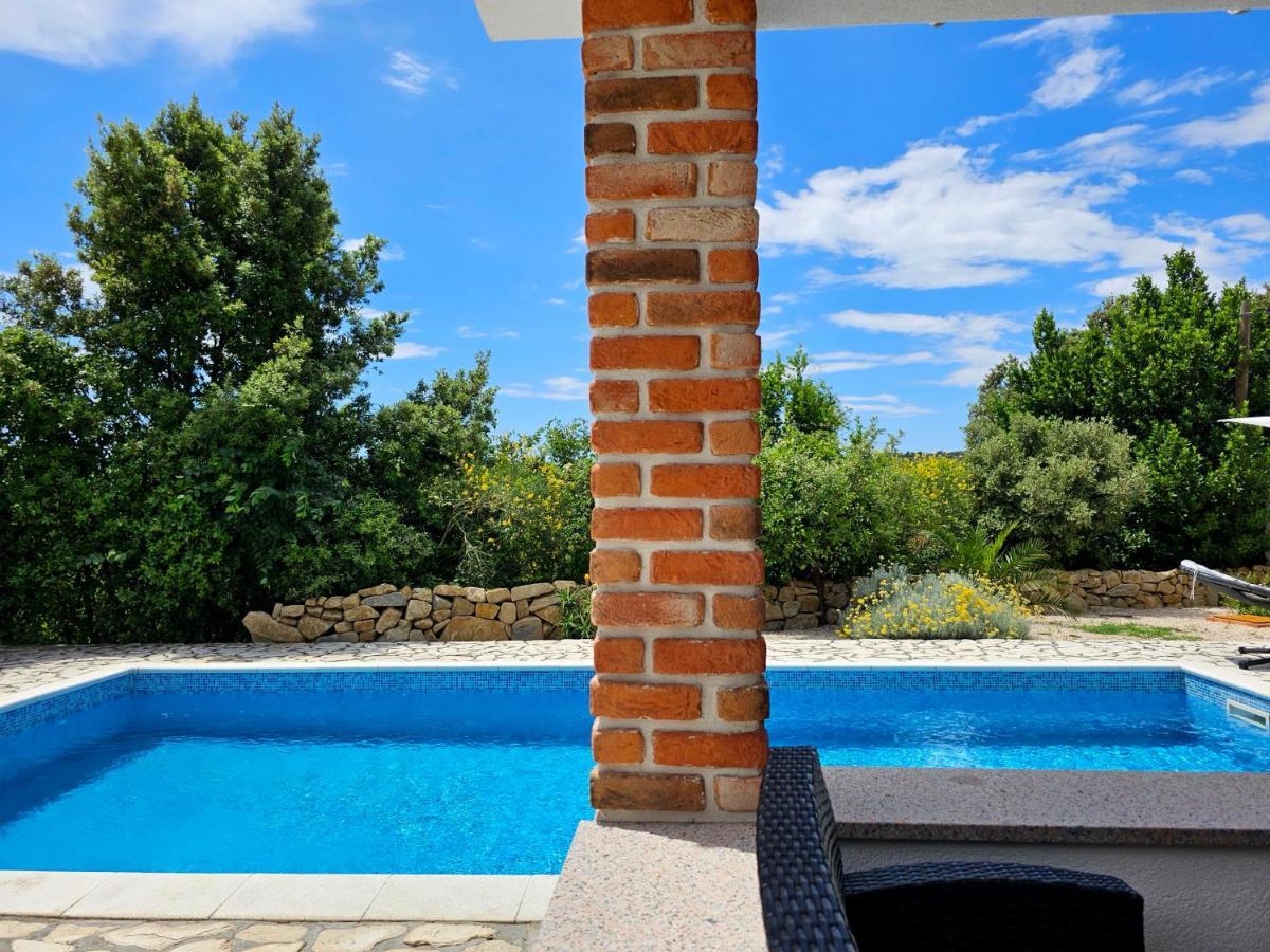 Holiday Homes Sintija Kampor Luaran gambar