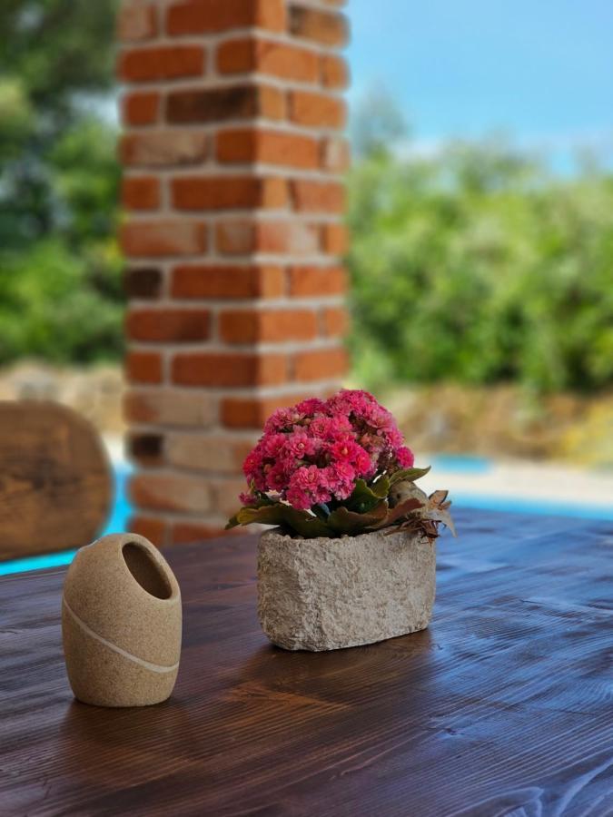 Holiday Homes Sintija Kampor Luaran gambar