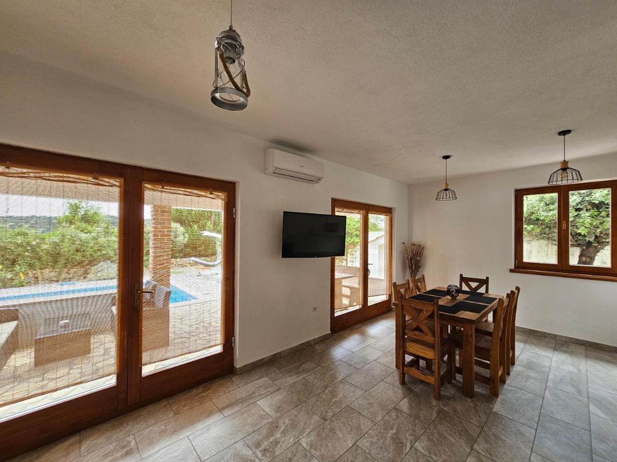Holiday Homes Sintija Kampor Luaran gambar