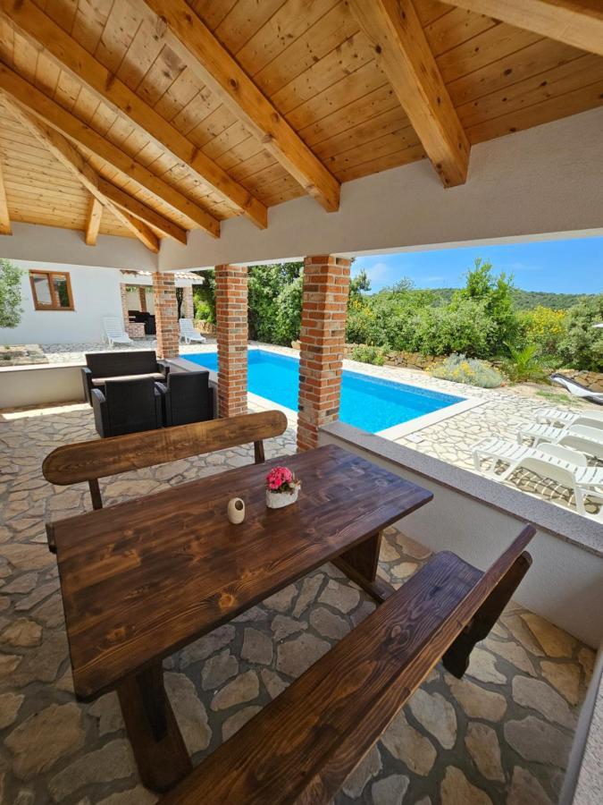 Holiday Homes Sintija Kampor Luaran gambar