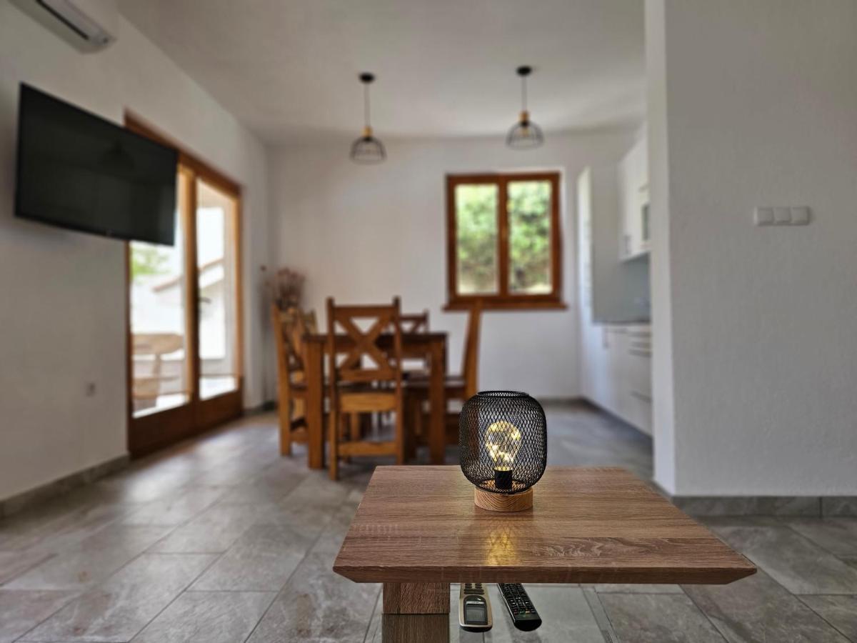 Holiday Homes Sintija Kampor Luaran gambar