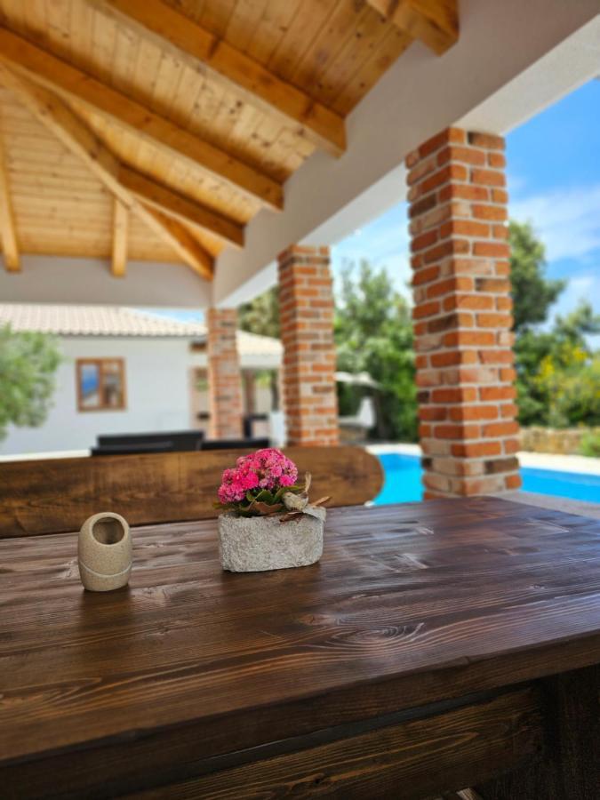 Holiday Homes Sintija Kampor Luaran gambar