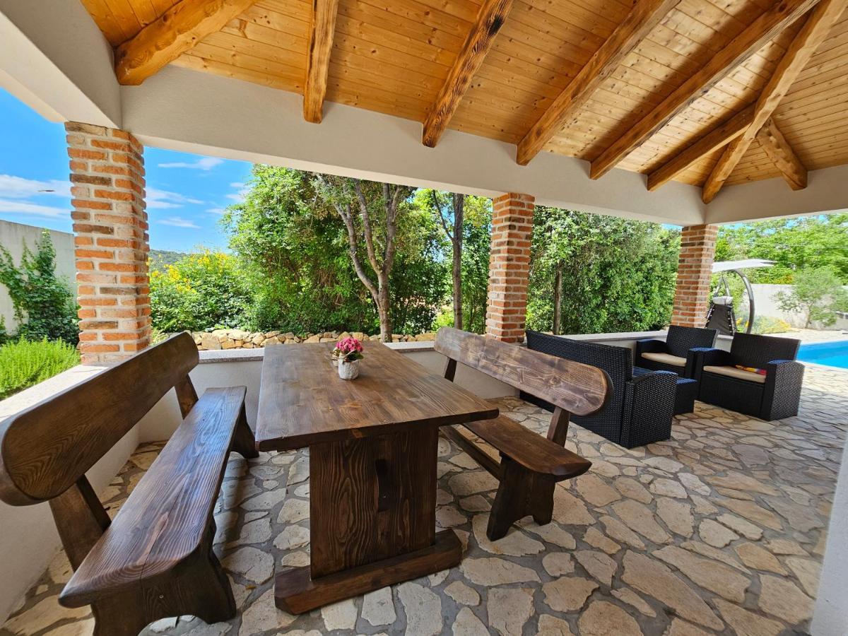 Holiday Homes Sintija Kampor Luaran gambar