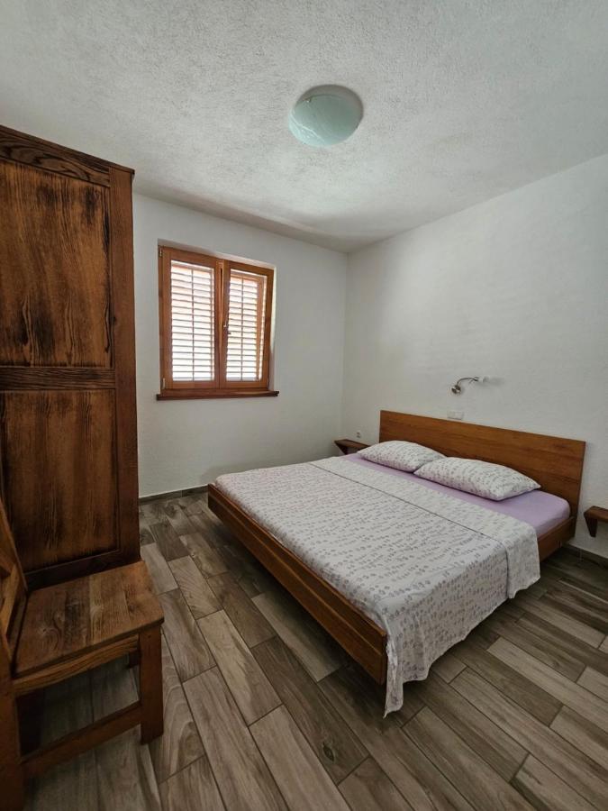 Holiday Homes Sintija Kampor Luaran gambar