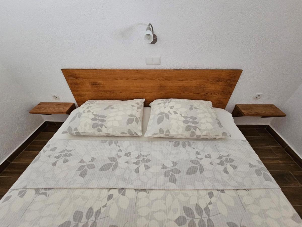 Holiday Homes Sintija Kampor Luaran gambar