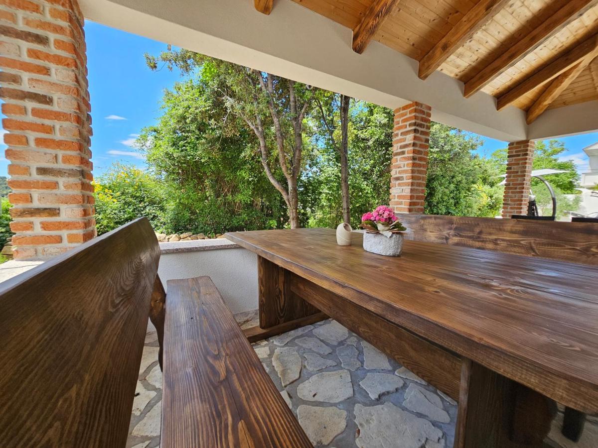 Holiday Homes Sintija Kampor Luaran gambar