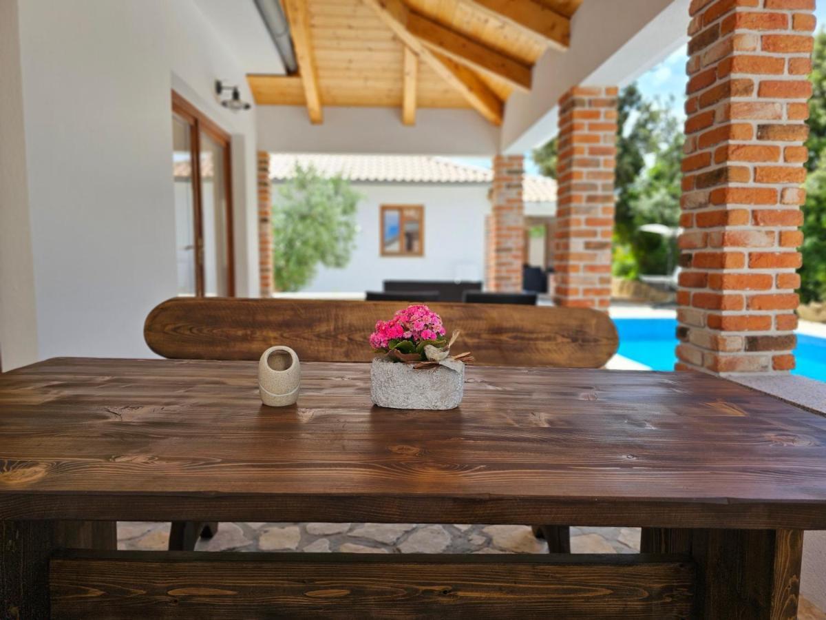 Holiday Homes Sintija Kampor Luaran gambar