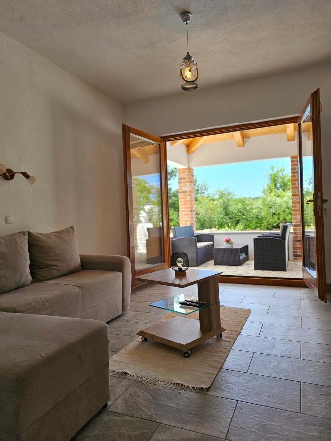 Holiday Homes Sintija Kampor Luaran gambar