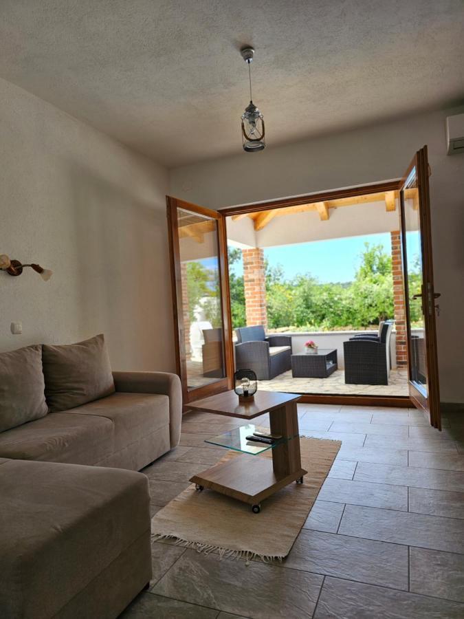 Holiday Homes Sintija Kampor Luaran gambar