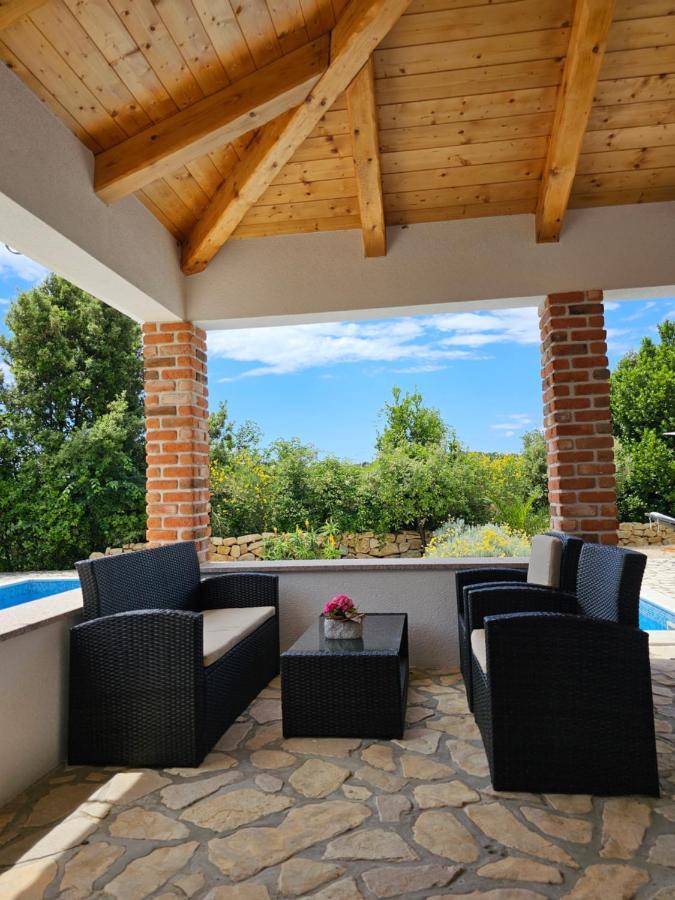 Holiday Homes Sintija Kampor Luaran gambar