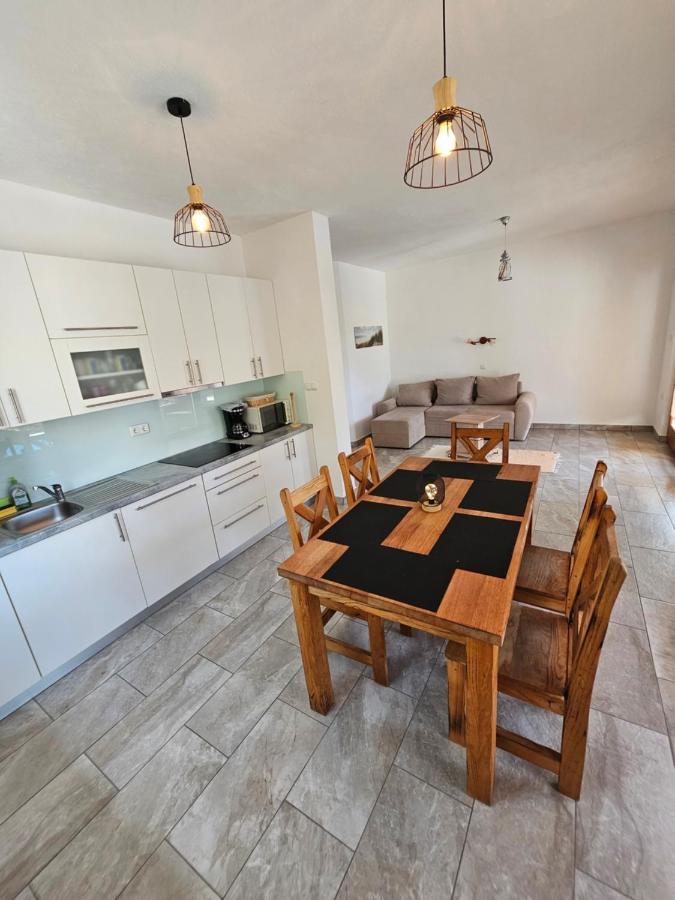 Holiday Homes Sintija Kampor Luaran gambar