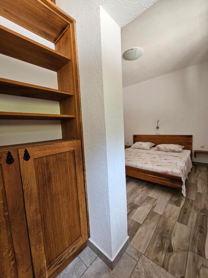 Holiday Homes Sintija Kampor Luaran gambar