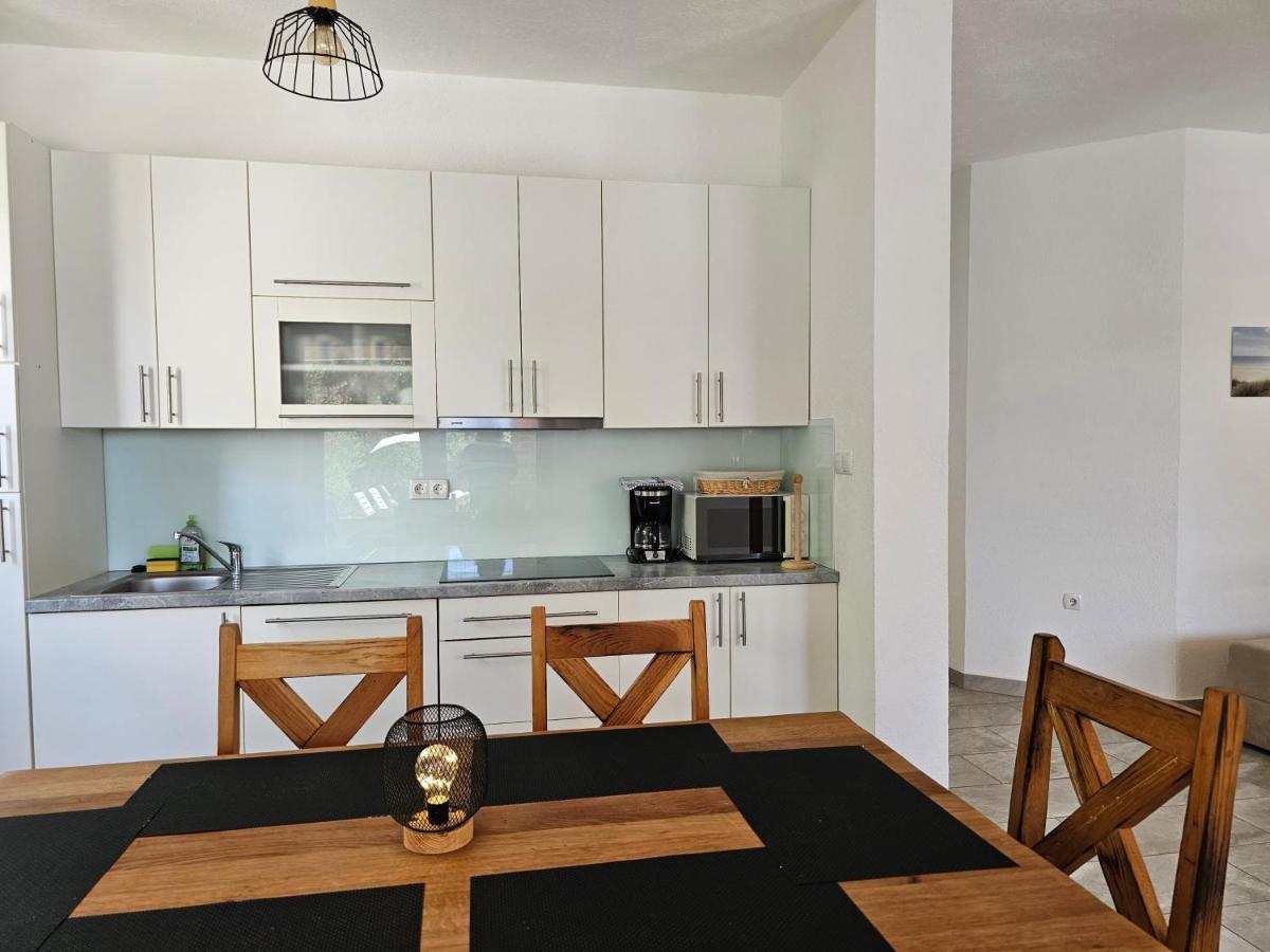 Holiday Homes Sintija Kampor Luaran gambar