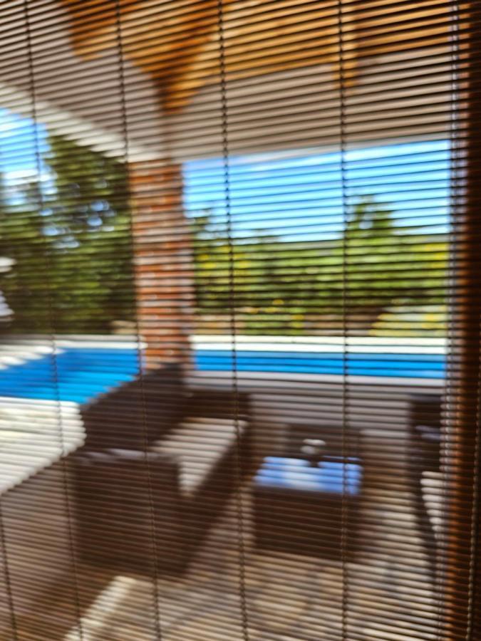 Holiday Homes Sintija Kampor Luaran gambar