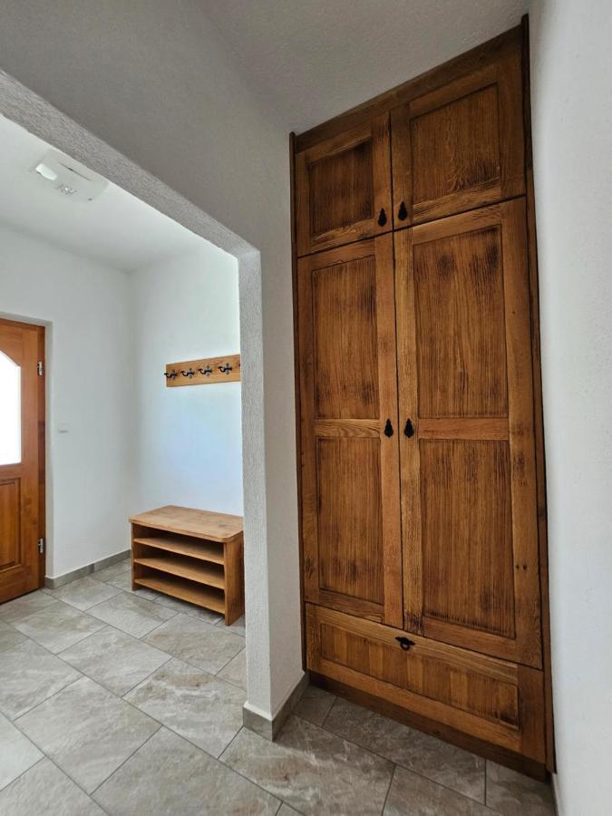 Holiday Homes Sintija Kampor Luaran gambar