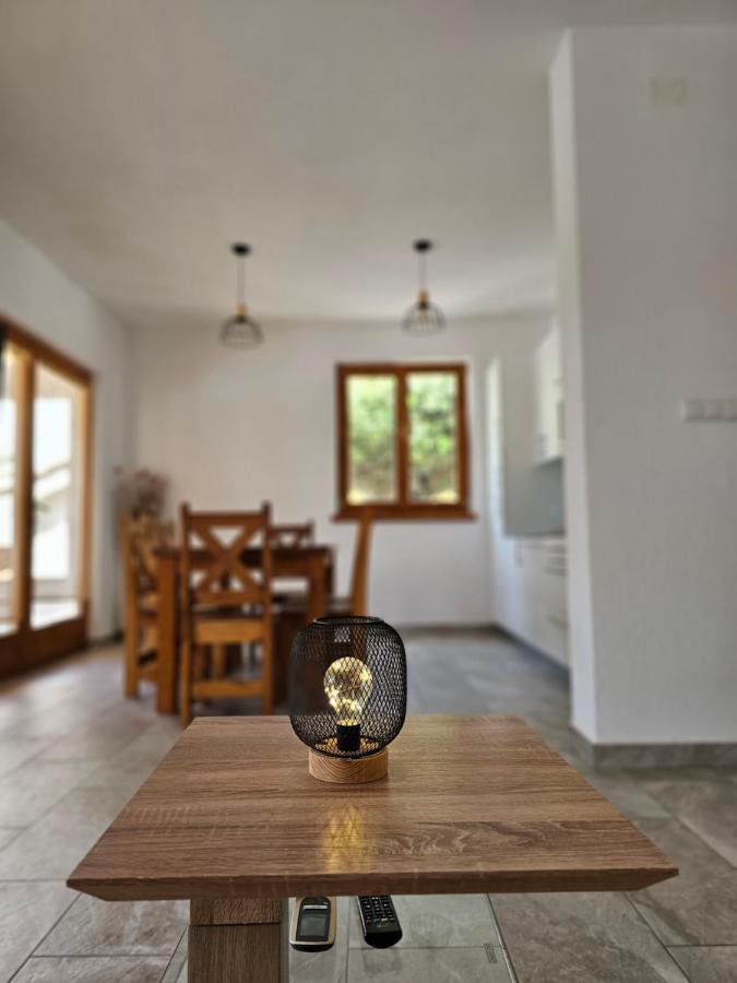 Holiday Homes Sintija Kampor Luaran gambar