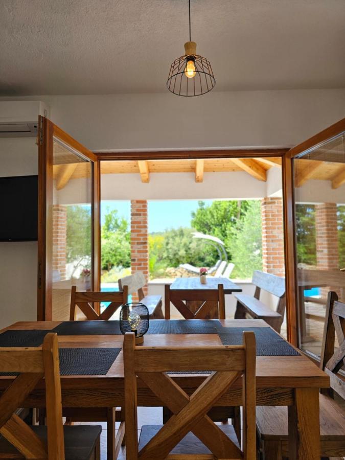 Holiday Homes Sintija Kampor Luaran gambar