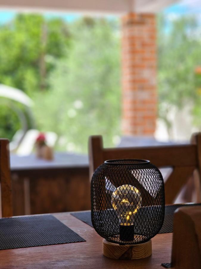 Holiday Homes Sintija Kampor Luaran gambar