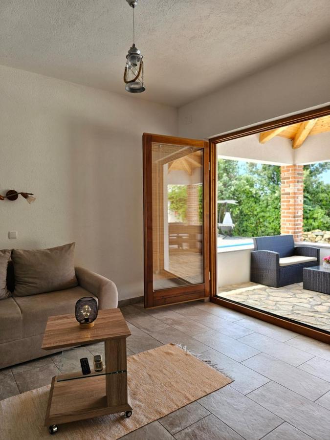 Holiday Homes Sintija Kampor Luaran gambar