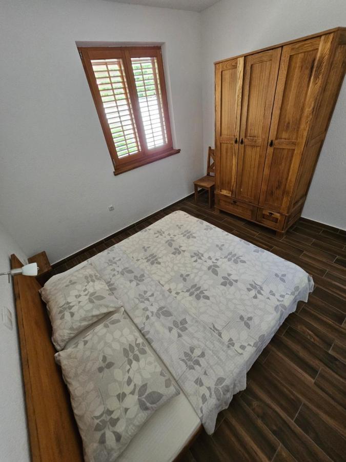 Holiday Homes Sintija Kampor Luaran gambar