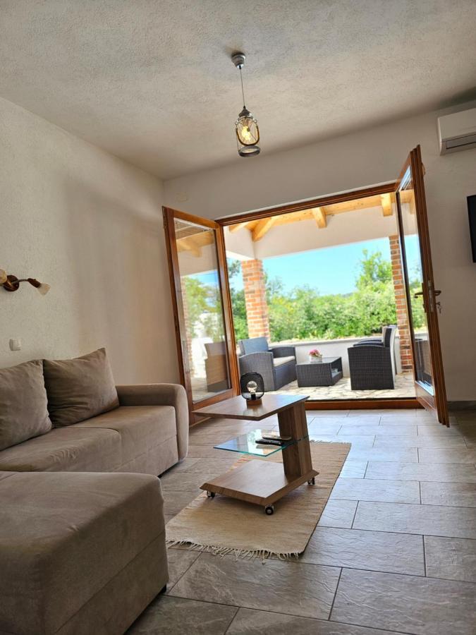 Holiday Homes Sintija Kampor Luaran gambar