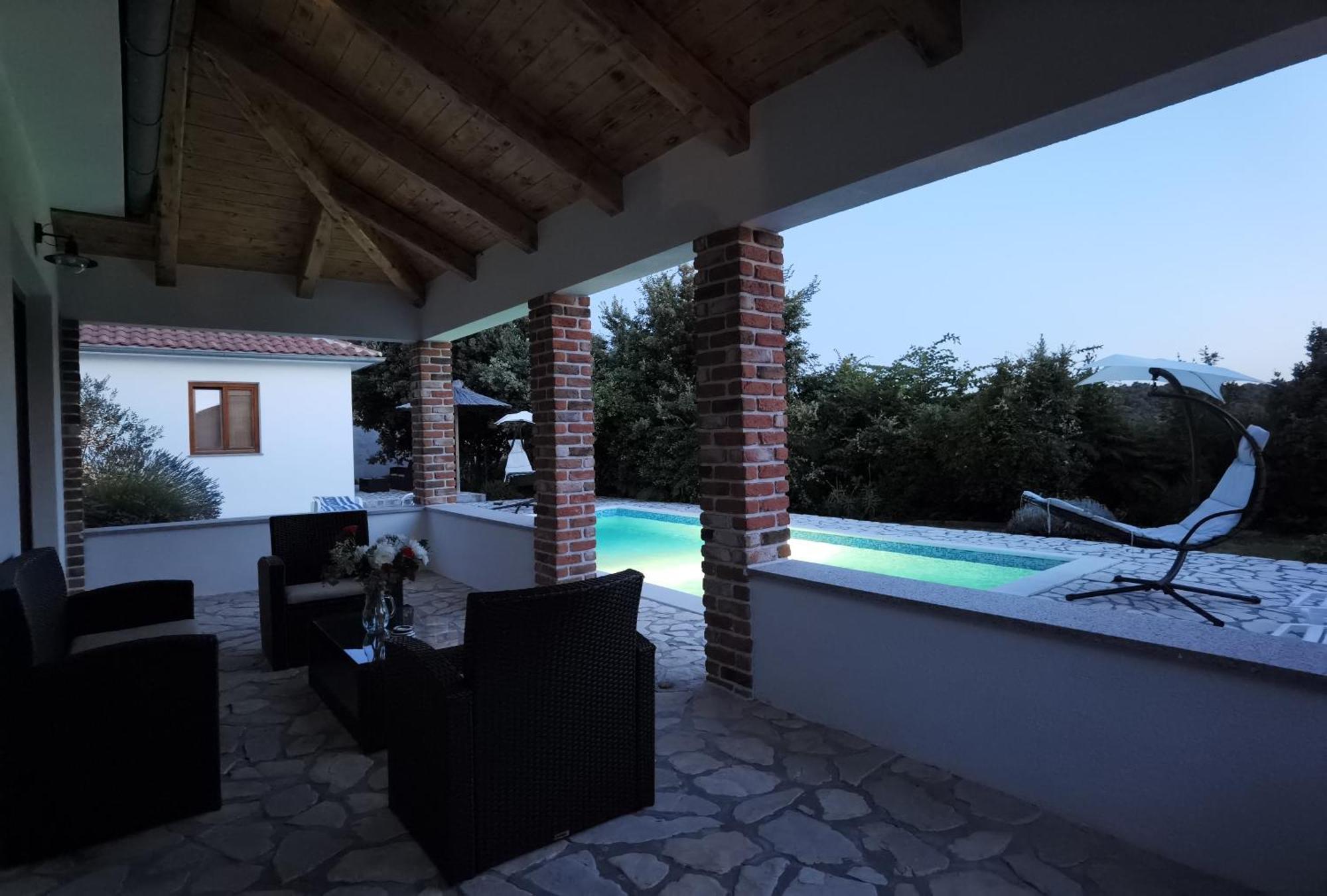 Holiday Homes Sintija Kampor Luaran gambar